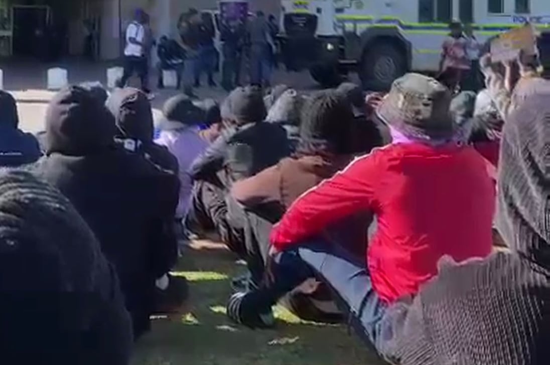 ASSISTA | Protestos incendiaram veículos no centro de Durban