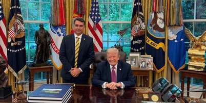 Fl&aacute;vio Bolsonaro publicou uma foto ao lado de Trump em maio deste ano Foto: Reprodu&ccedil;&atilde;o