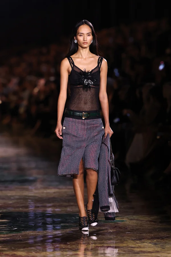 Modelo nigeriana que recriava desfiles da Chanel estreia na maison em Paris