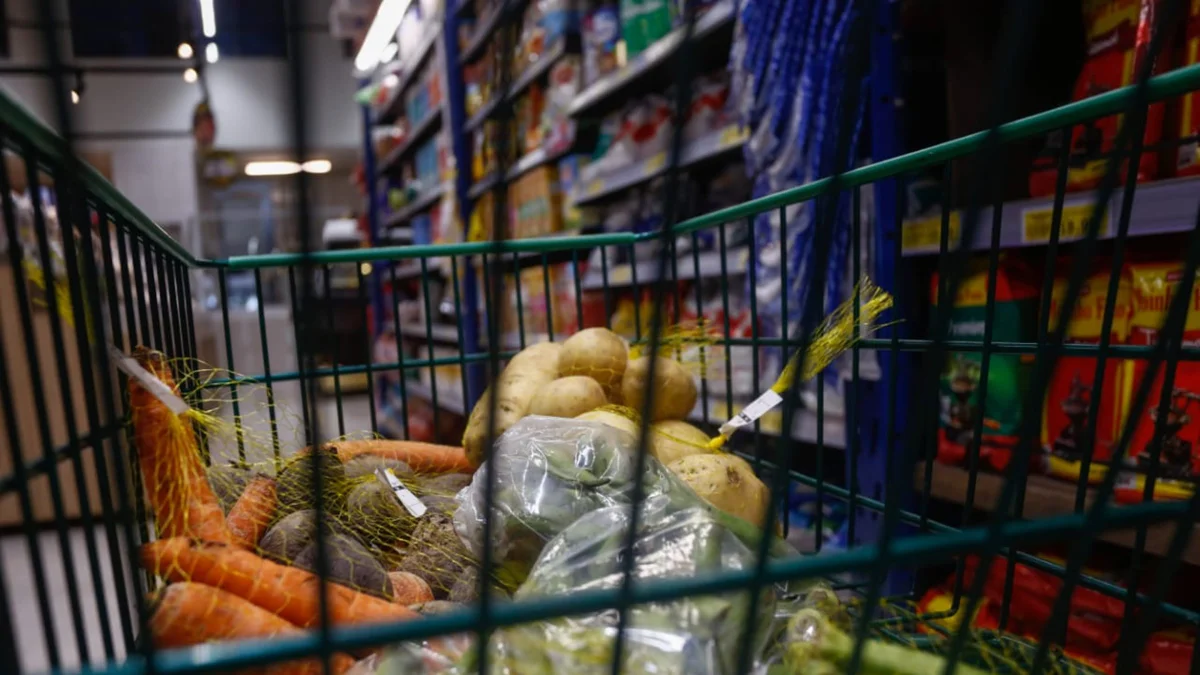 IPCA-15: inflação de alimentos mais do que dobra e pressiona índice