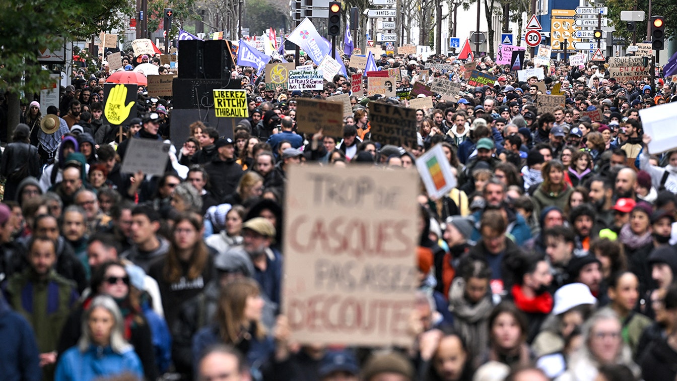 O Louvre afasta turistas enquanto Paris se prepara para uma nova onda de violência após distúrbios destrutivos