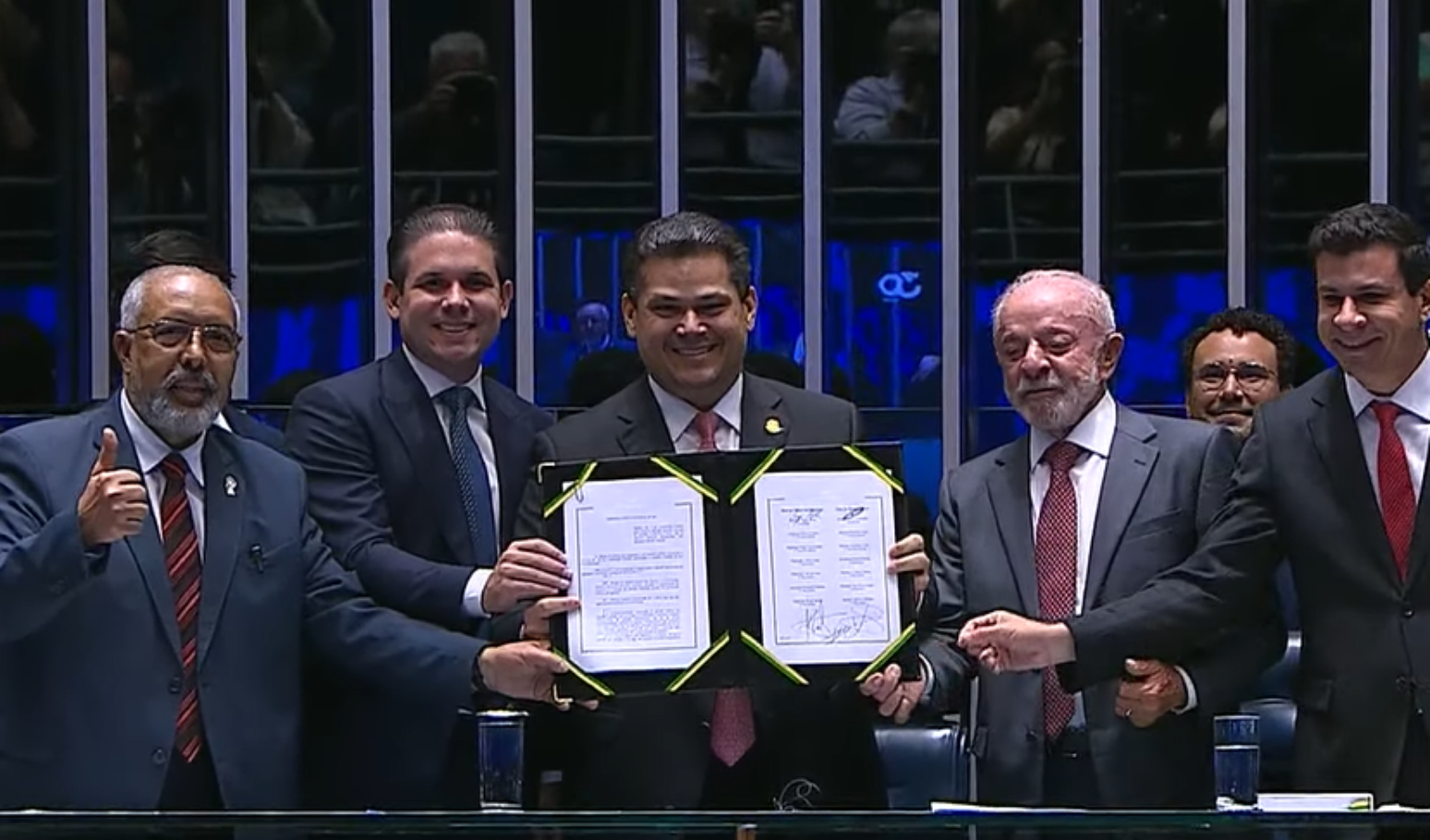 Em 'data histórica', Congresso promulga fim da escala 6x1 em sessão com Lula