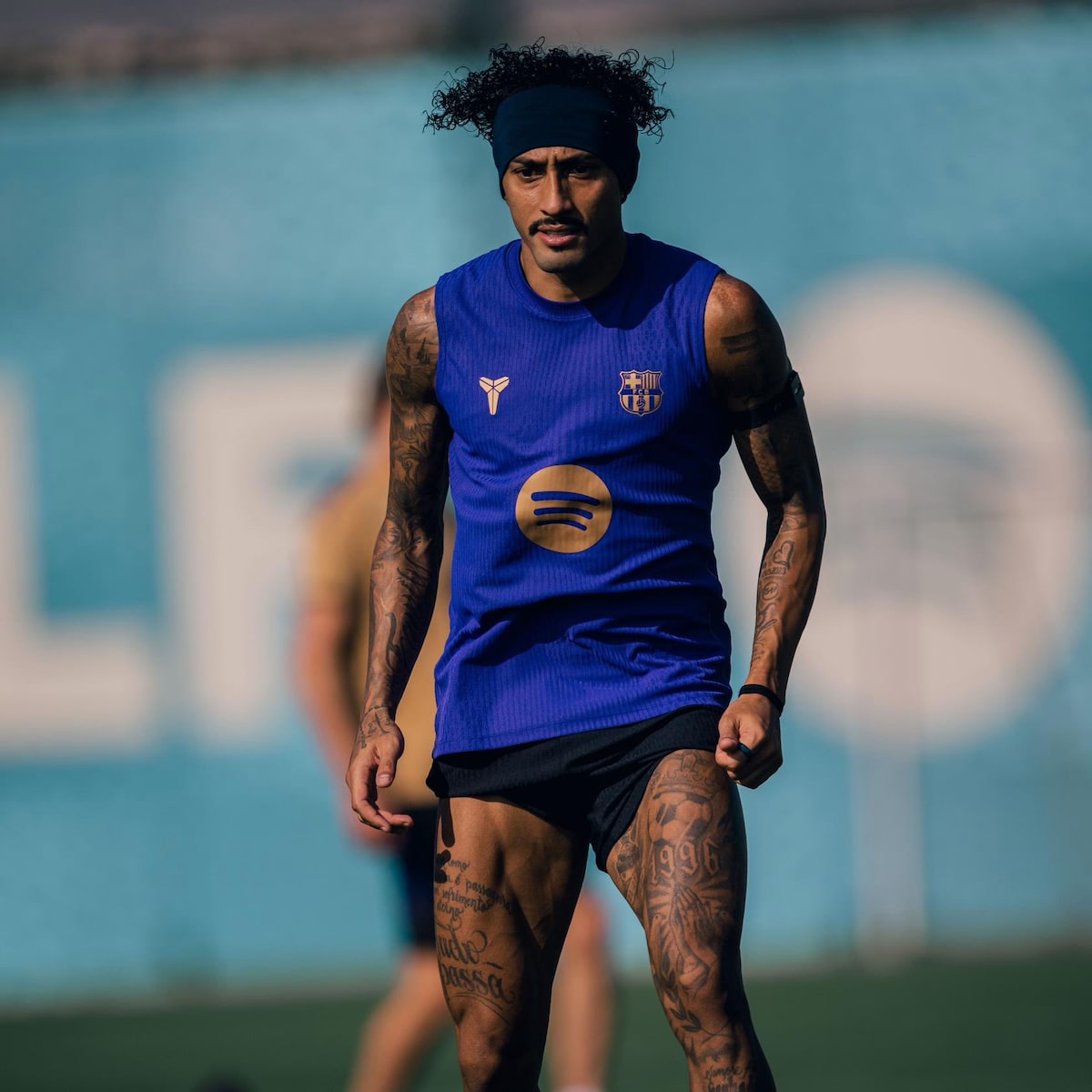 Raphinha se recupera de lesão antes de duros compromissos do Barcelona contra PSG e Real Madrid