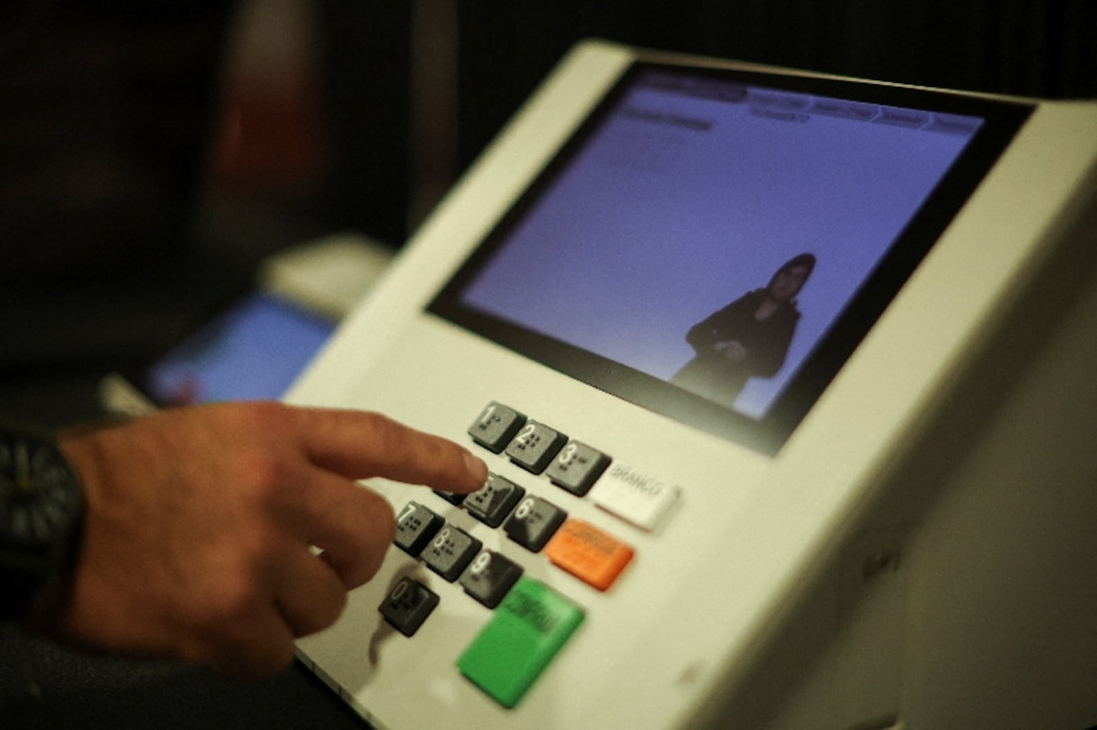 Urna eletrônica exibida no Tribunal Superior Eleitoral do Brasil em cerimônia de assinatura e selagem digitais dos sistemas eleitorais em Brasília