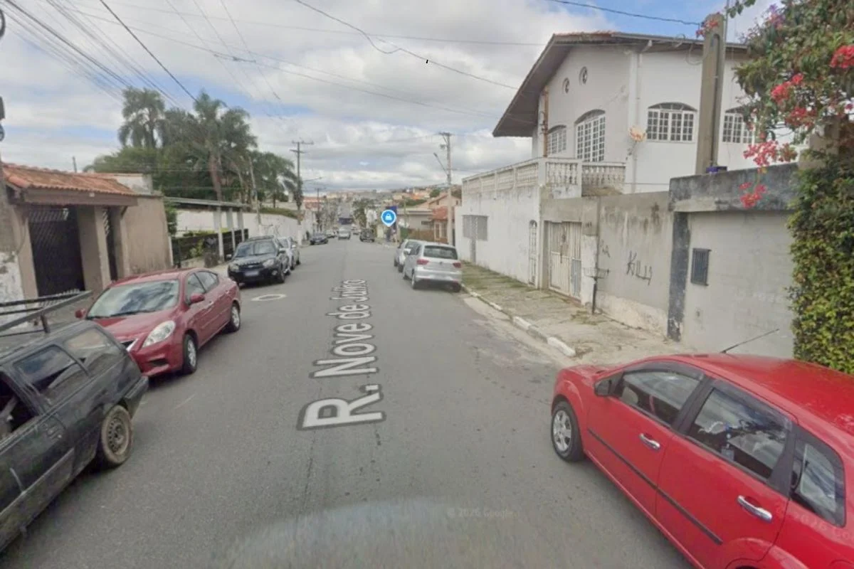 Kombi com 3 crianças é alvo de ataque a tiros; pai é morto e mãe, baleada