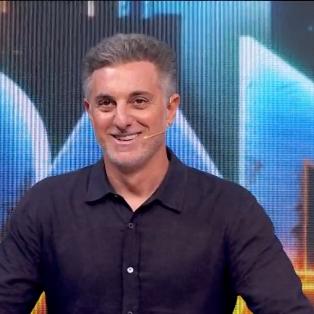 Luciano Huck comete gafe ao vivo e esquece nome de personagens ao comentar Quem Ama Cuida