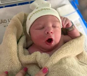 Isabela, filha de Mari Fernandez e Julia Ribeiro, faz biquinho