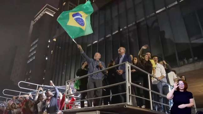 O que esperar do governo Lula, sem maioria no Congresso e em meio a crise no STF?