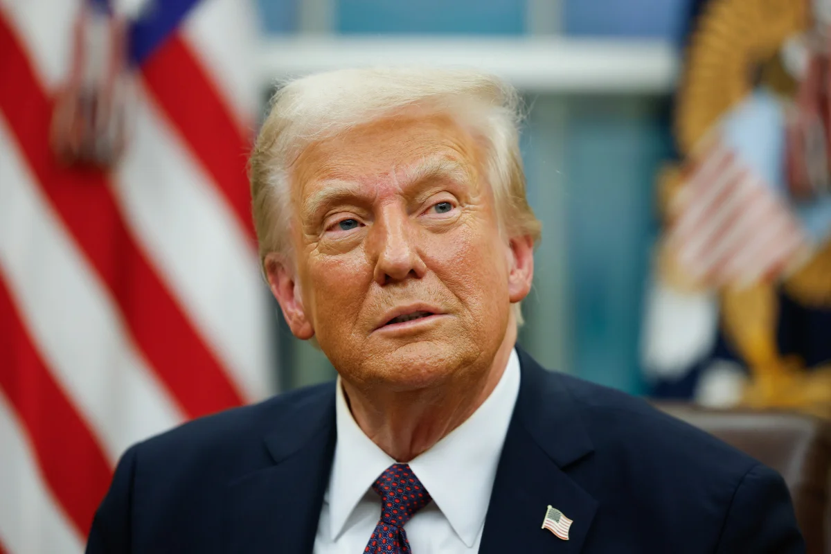 Presidente dos EUA Donald Trump assina ordens executivas no Salão Oval em Washington, DC. Trump toma posse para seu segundo mandato como 47º presidente dos Estados Unidos - Metrópoles