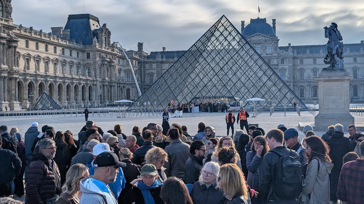 O Louvre afasta turistas enquanto Paris se prepara para uma nova onda de violência após distúrbios destrutivos