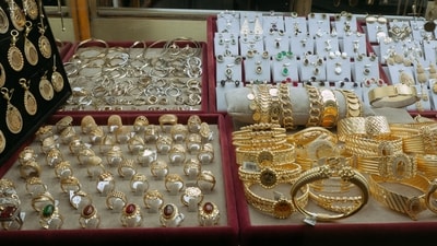 5 Jewellery trends to know before the festive season in 2026 (Pexels)