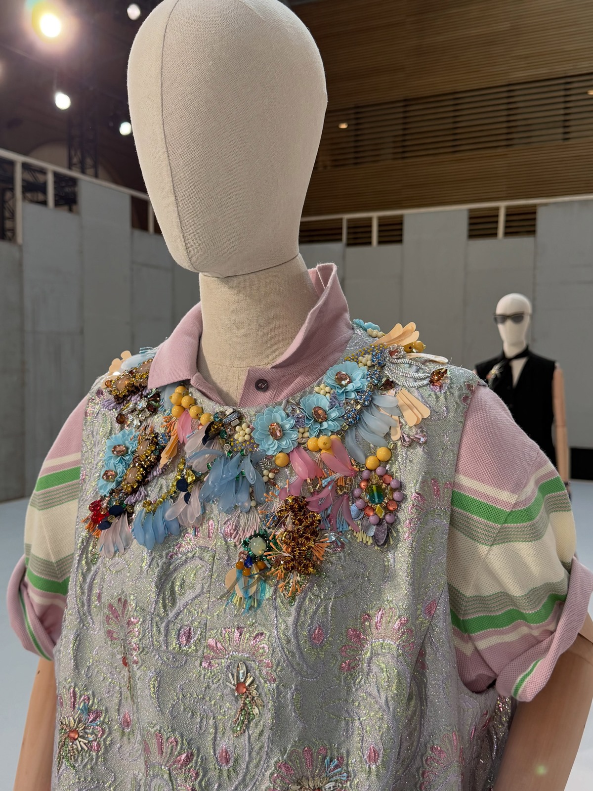 Broches são destaque do desfile da Dries Van Noten