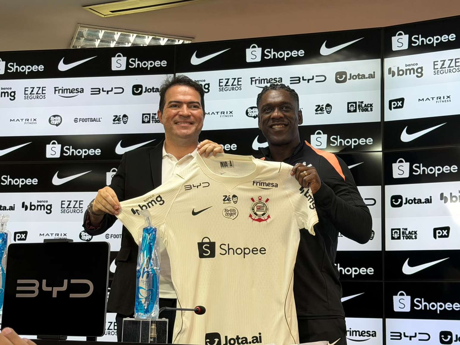Clarence Seedorf foi apresentado como t&eacute;cnico do Corinthians