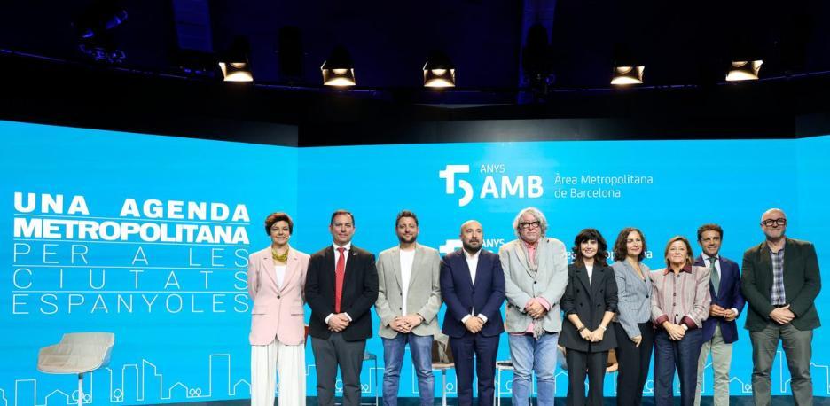 Representantes de Bilbao, A Coruña, Zaragoza, Málaga, Valencia, Tarragona y Barcelona, reunidos en el Ágora del Museu de les Aigües durante la jornada del 15.º aniversario de la AMB