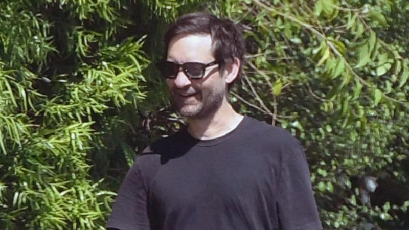 De Spider-Man... ¿a sacerdote? Tobey Maguire oficia la boda de su exesposa Jennifer Meyer en Hawái