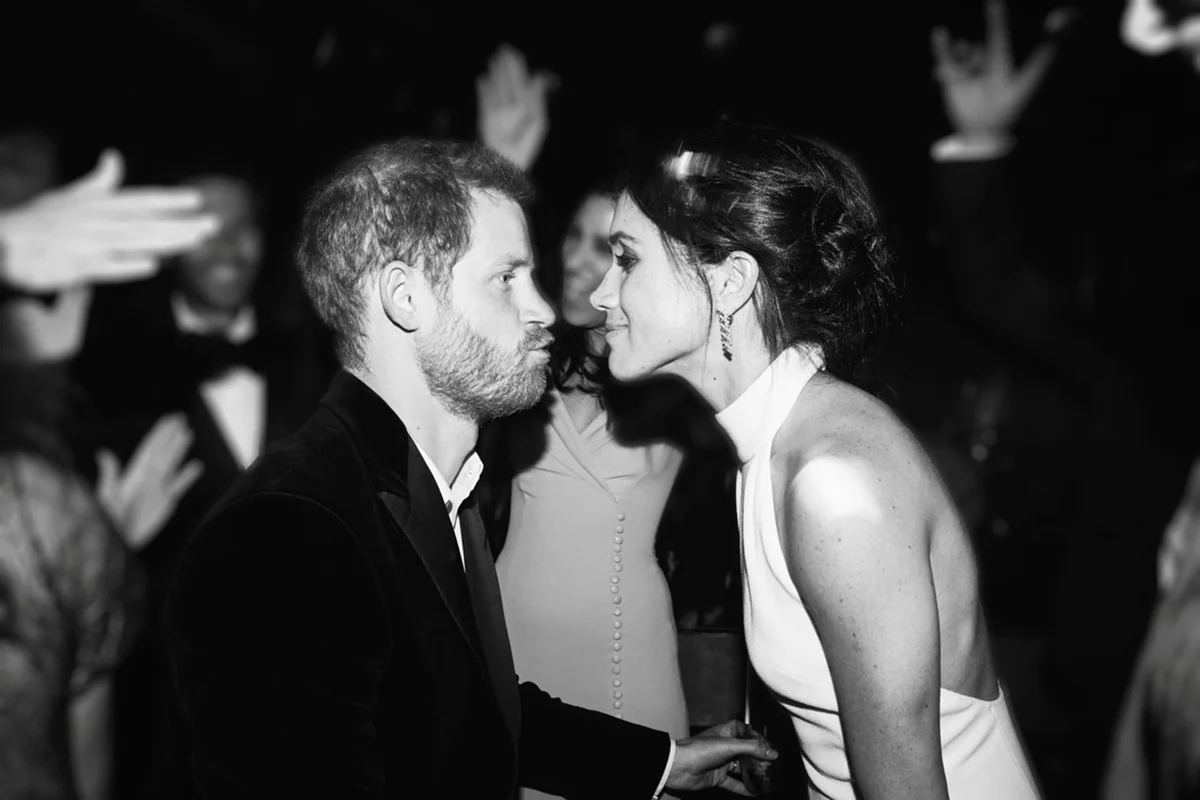 Foto em preto e branco do casamento do príncipe Harry e de Meghan Markle - Metrópoles