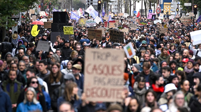 O Louvre afasta turistas enquanto Paris se prepara para uma nova onda de violência após distúrbios destrutivos