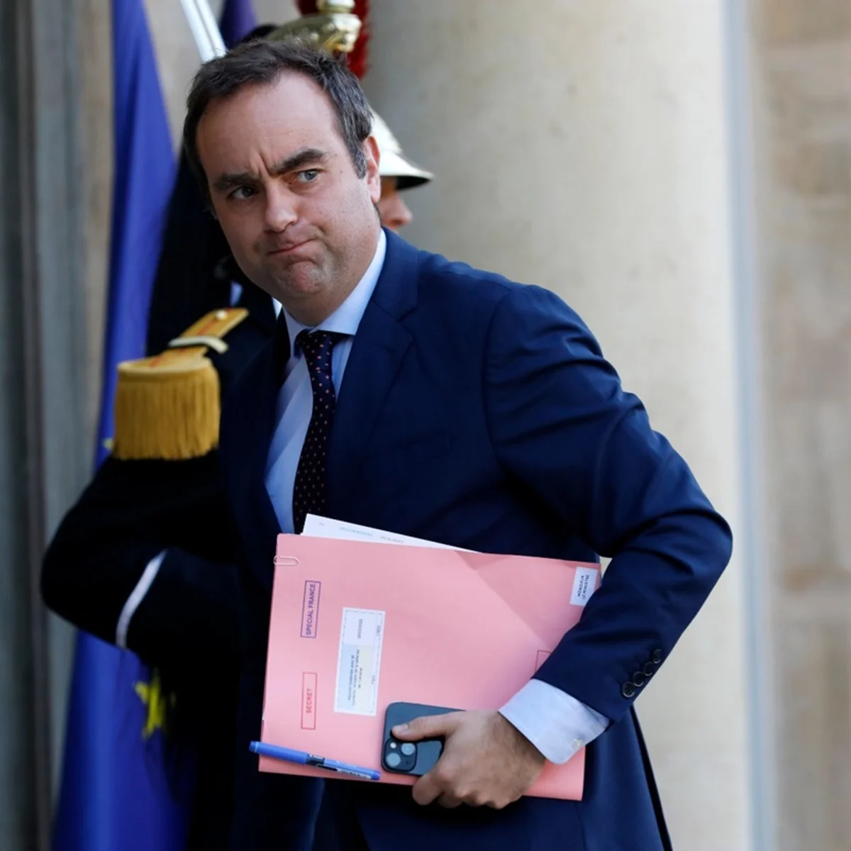 Primeiro-ministro da França condena violência em protestos estudantis