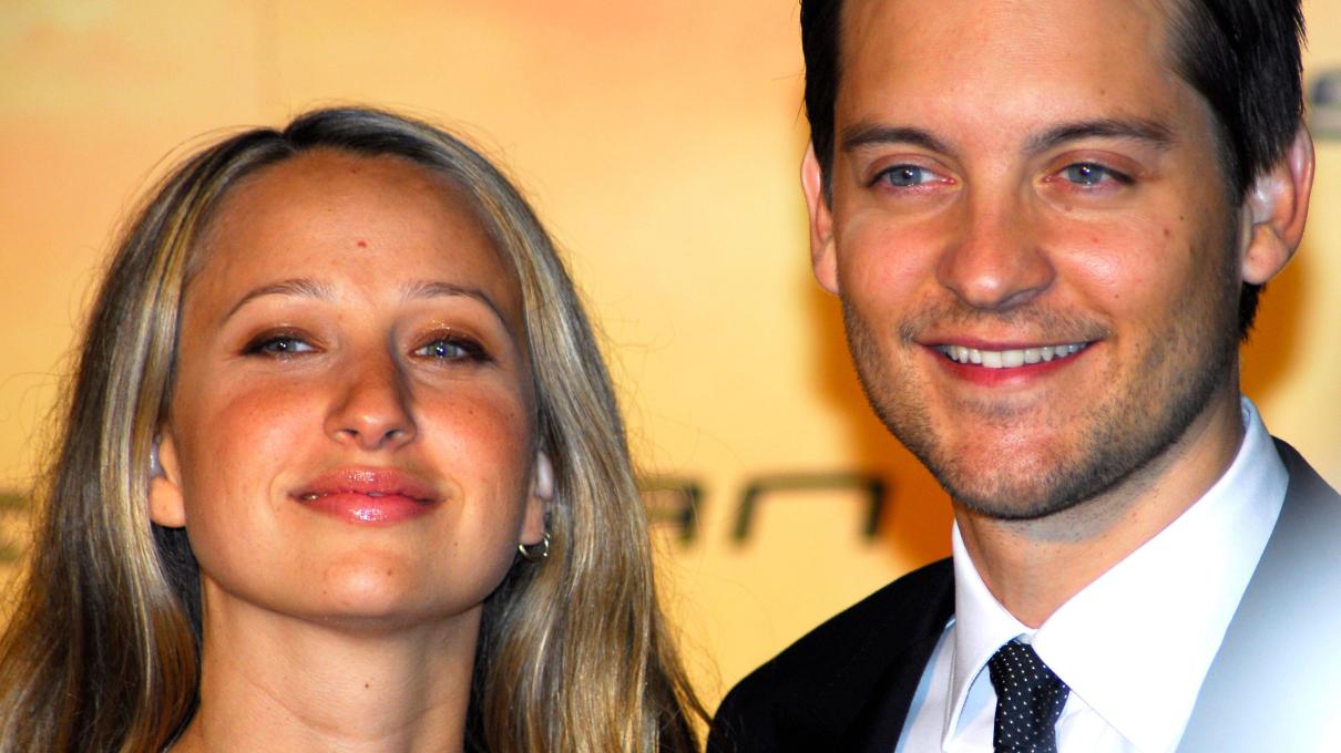 De Spider-Man... ¿a sacerdote? Tobey Maguire oficia la boda de su exesposa Jennifer Meyer en Hawái