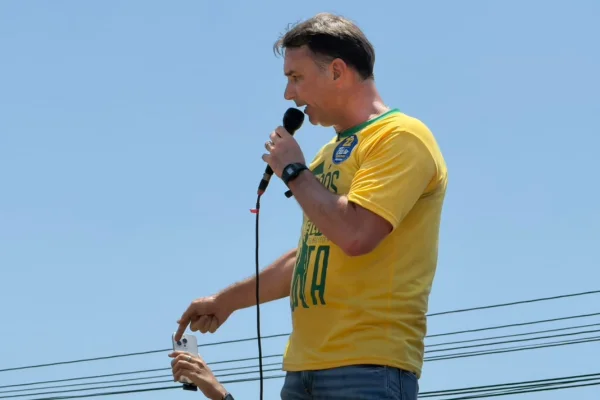 Flávio Bolsonaro vai votar pelo fim da 6×1, mas aliados defendem mudanças - destaque galeria
