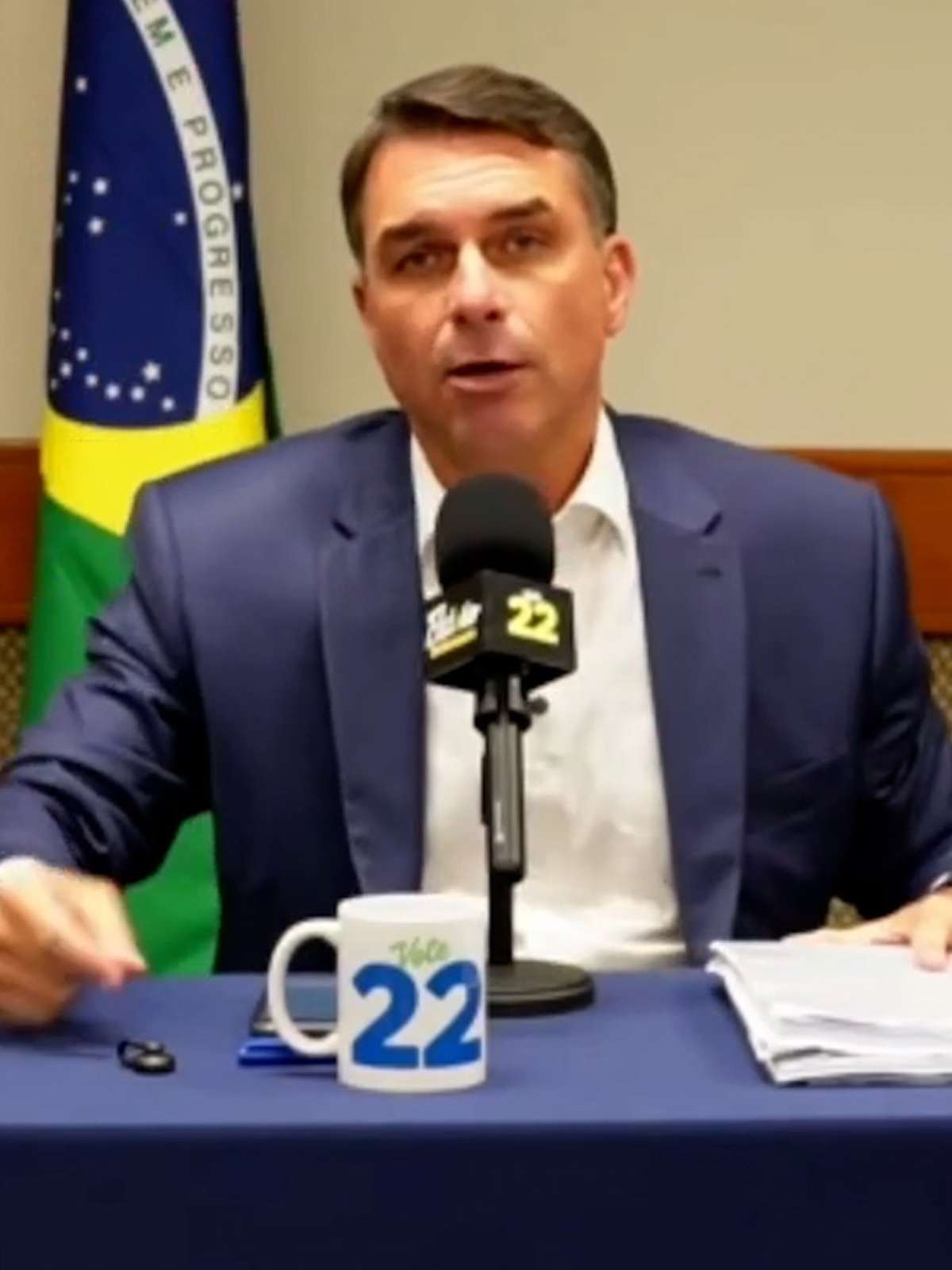 Após debate cancelado, Flávio Bolsonaro culpa Lula por 'interferência judicial', improvisa live com aliados e faz campanha por voto útil