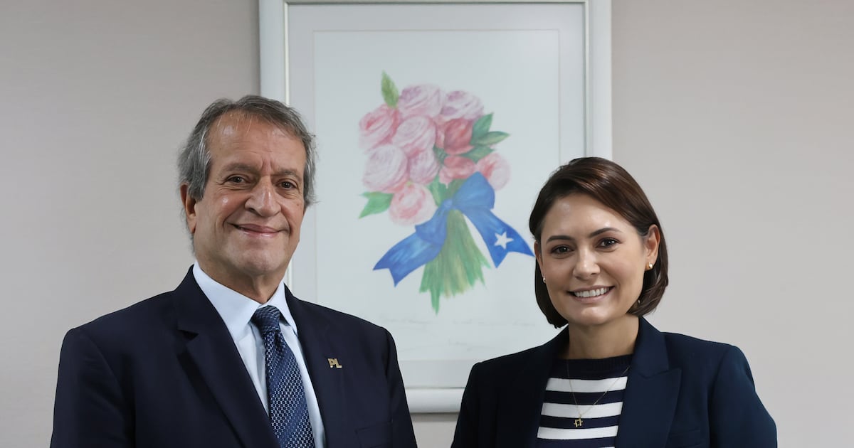 Michelle se reúne com Valdemar no dia em que Flávio decide deixar o Brasil