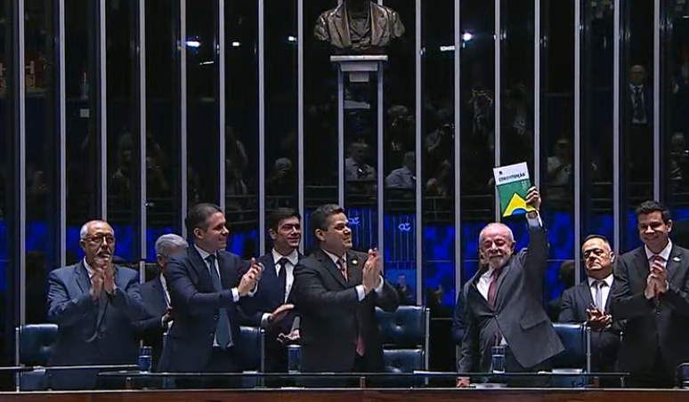 Em 'data histórica', Congresso promulga fim da escala 6x1 em sessão com Lula