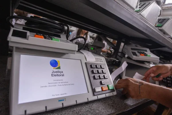 Logística das eleições tem 563 mil urnas distribuídas e apoio de militares - destaque galeria