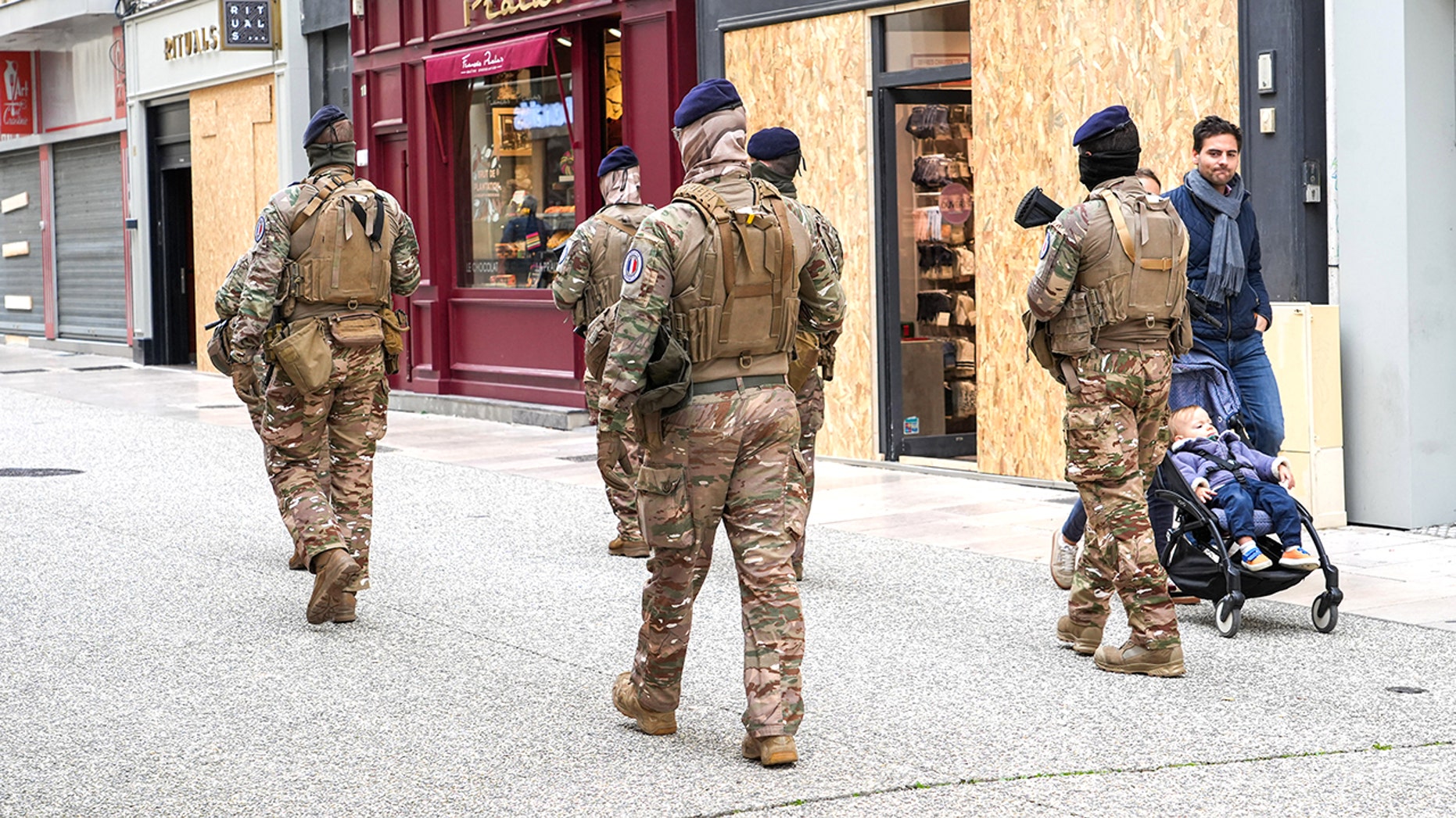 O Louvre afasta turistas enquanto Paris se prepara para uma nova onda de violência após distúrbios destrutivos