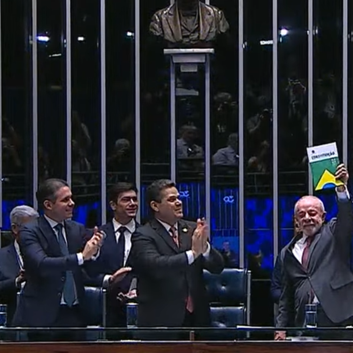 Em 'data histórica', Congresso promulga fim da escala 6x1 em sessão com Lula
